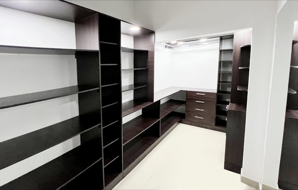 closet img 4873